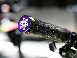 SUPACAZ Diamond Kush Grips Black Oil Slick DH Star Ringz -VTT Soldes Magasin supacaz diamond kush grips black oil slick dh star ringz 1